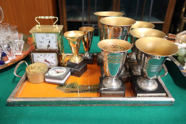 Lot de 8 coupes, réveils, pendulette d’officier moderne