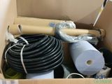 une boîte remplie de différents types de tuyaux et de flexibles
