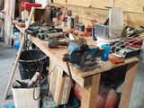 un établi avec des outils dans un garage