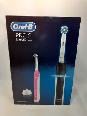 La boîte de la brosse à dents est ouverte sur la surface blanche