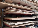 une grande pile de planches de bois empilées les unes sur les autres
