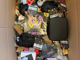 une boîte en carton remplie d'appareils électroniques et d'autres articles assortis