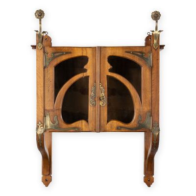 une image représentant une armoire en bois à deux portes et une étagère