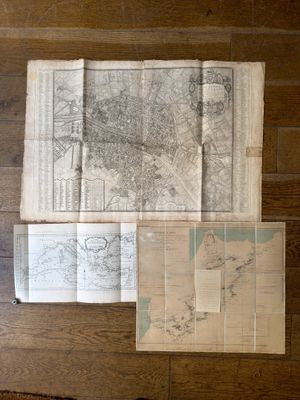 de nombreuses cartes anciennes jonchent le sol de cette pièce