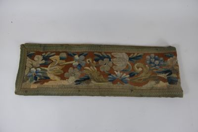 une image représentant un morceau de tissu orné de fleurs et de feuilles