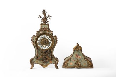 deux horloges placées l'une à côté de l'autre sur une surface blanche