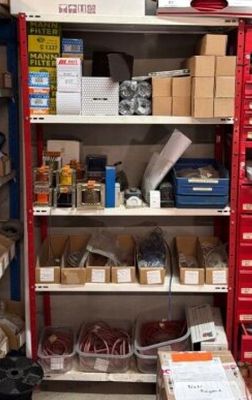 de nombreuses boîtes, les unes à côté des autres, sur les étagères du magasin