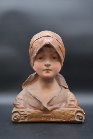 Buste de jeune fille en terre cuite patinée. H : 32 cm. Petits éc...