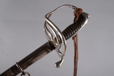 un gros plan d'une épée à laquelle est attachée une chaîne