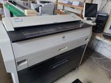 une imprimante posée sur un bureau