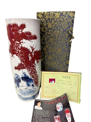 deux vases placés l'un à côté de l'autre sur une table