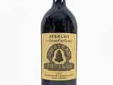 une bouteille de vin posée sur une table