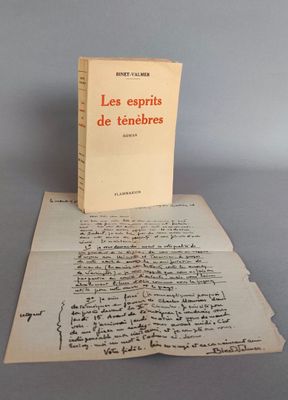 un vieux livre posé sur une feuille de papier, elle-même posée sur une table