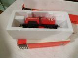 une boîte contenant un petit train sur une table