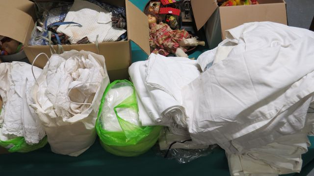 Important lot de linge de maison : draps anciens ajourés et chiff...