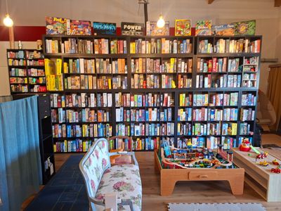 une pièce où les étagères sont remplies de livres et de jouets