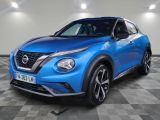 un SUV Nissan Juke bleu garé sur un sol à damier