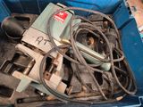 une boîte bleue contenant tout un tas d'outils