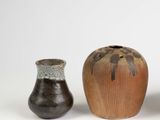 trois vases posés l'un à côté de l'autre sur une surface blanche
