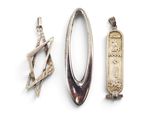 Trois types différents d'argenterie sont présentés sur un fond blanc