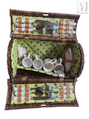 un panier de pique-nique en osier contenant des tasses à thé et des couverts