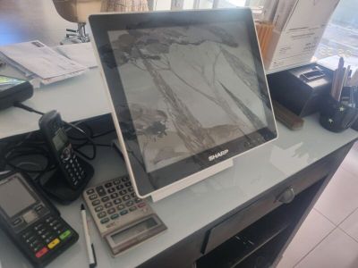 un ordinateur portable posé sur un bureau, avec une calculatrice à côté