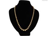 gros plan d'un collier de perles sur un mannequin