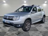 une photo d'une Dacia argentée garée dans un garage