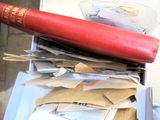 une batte de baseball rouge posée au sommet d'une pile de papiers