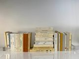 plusieurs livres empilés sur une table