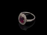 bague ovale en rubis et diamants sur fond noir