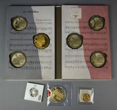 une image représentant une collection de pièces d'or et d'argent sur une partition musicale