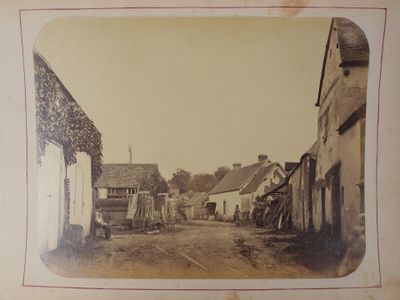 une vieille photo d'une rue dans un village