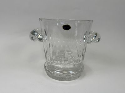 un vase en verre transparent contenant un point noir