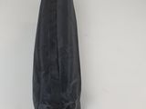 le dos d'un sac noir posé sur une surface blanche