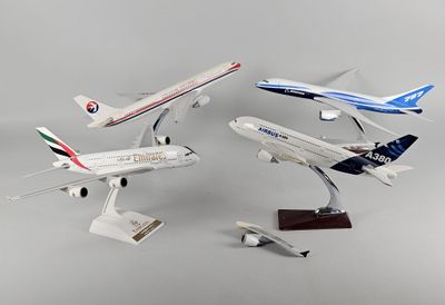 quatre maquettes d'avions exposées sur une table