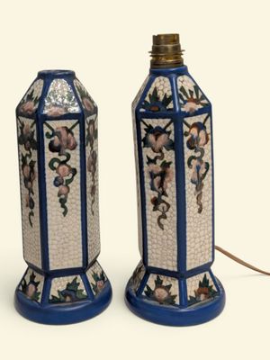 deux lampes posées sur une surface blanche