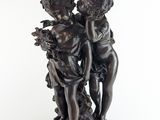 une image représentant une statue de deux enfants avec un panier de fleurs