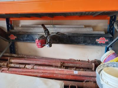 un tuyau fixé à une étagère dans un garage