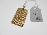 un gros plan d'un clavier métallique auquel est attachée une étiquette