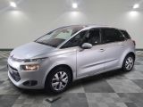 une citrole argentée garée sur le sol en damier d'un garage