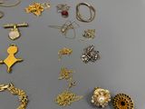 de nombreux types de bijoux sur la table