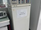 un réfrigérateur blanc placé à côté d'un autre réfrigérateur blanc dans une pièce