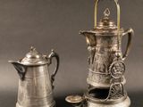 une cafetière en argent et une cafetière en argent