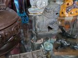 une table en verre sur laquelle sont disposés de nombreux objets divers