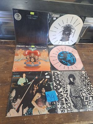 beaucoup de disques posés sur une table en bois