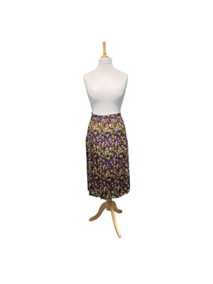 jupe à motifs floraux violets et verts posée sur un mannequin