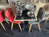 quatre chaises et une table sur laquelle se trouve un bol