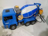 un camion à ciment bleu avec une bétonnière à l'arrière