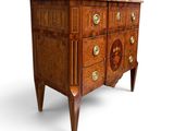 une image d'une commode en bois avec un plateau en marbre